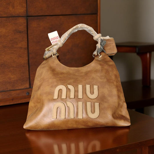 Miu Miu (L)