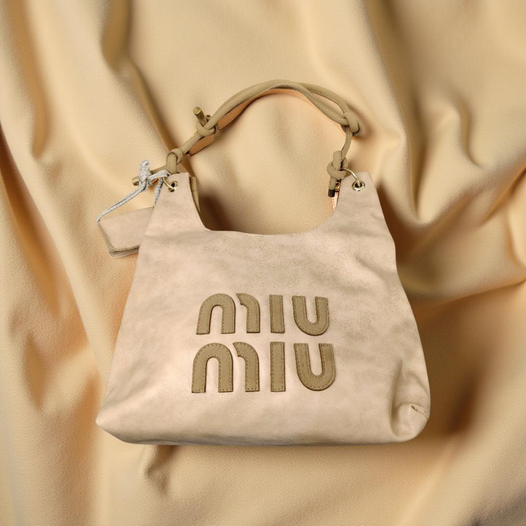 Miu Miu (L)